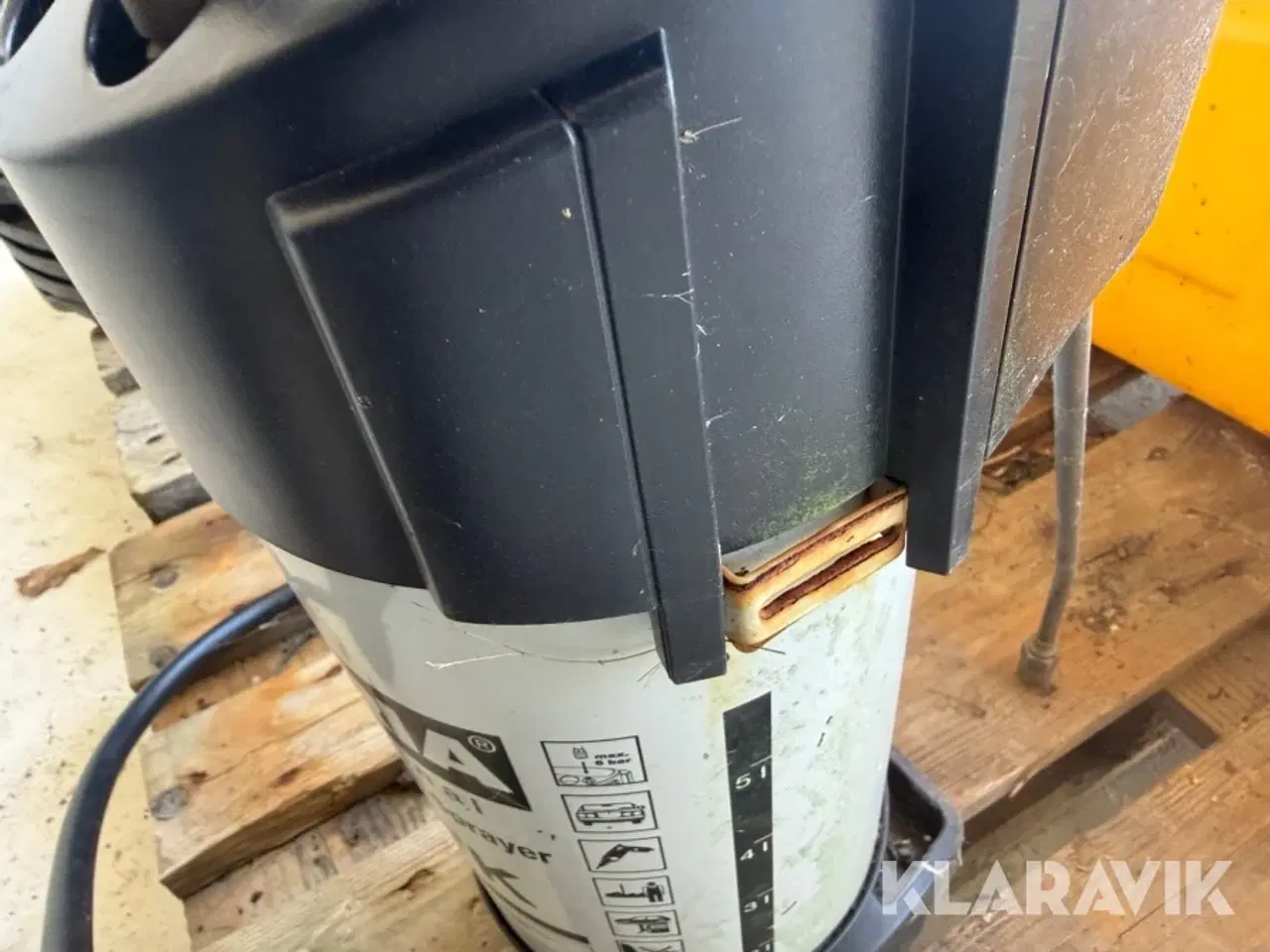 Billede 9 - Blandet lot 14 murebaljer, sprøjte, opklodsning til jernarmering og kasse