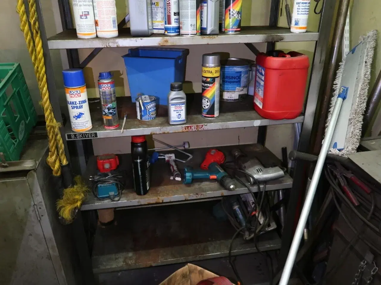 Billede 3 - Reol med indhold