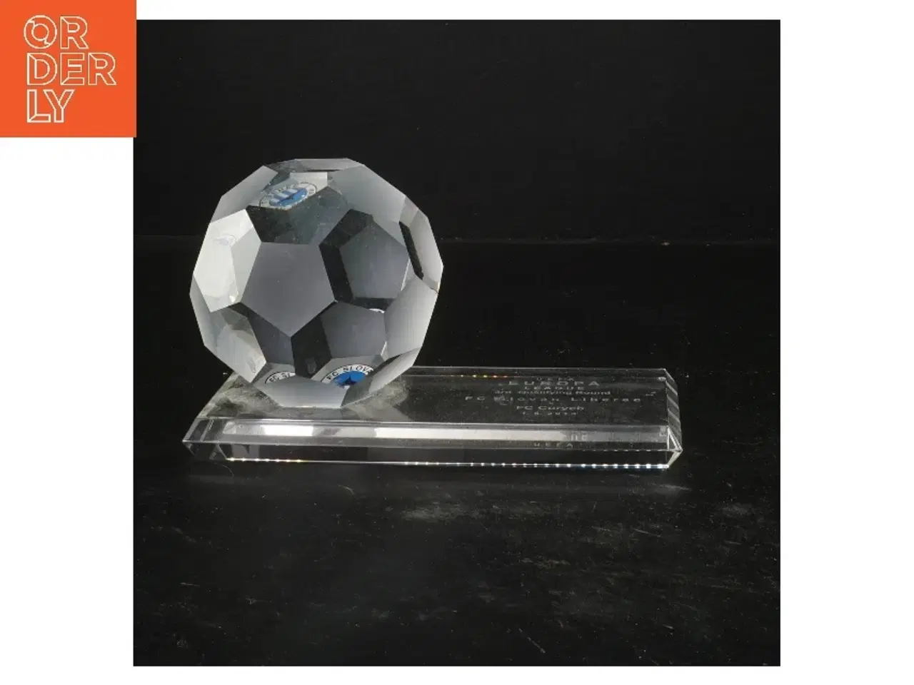 Billede 1 - Krystaltrofæ med UEFA-gravering (str. 11x8x18 cm)