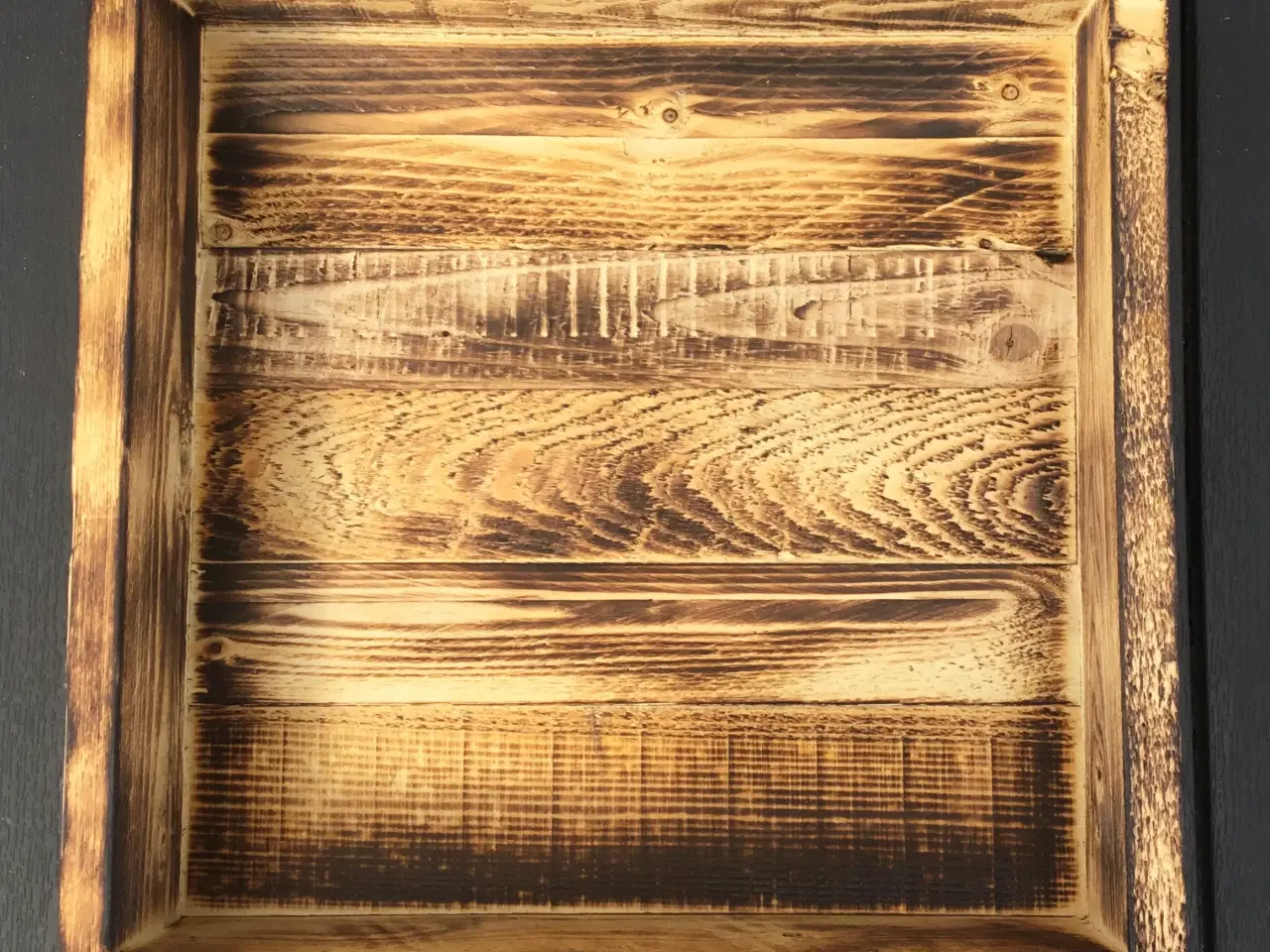 Billede 5 - Overflade brændt bakke i genbrugstræ  35 x 35