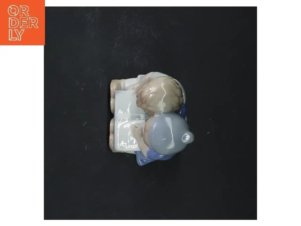 Billede 4 - Porcelænsfigur af børn der læser (str. 8x6x9 cm)