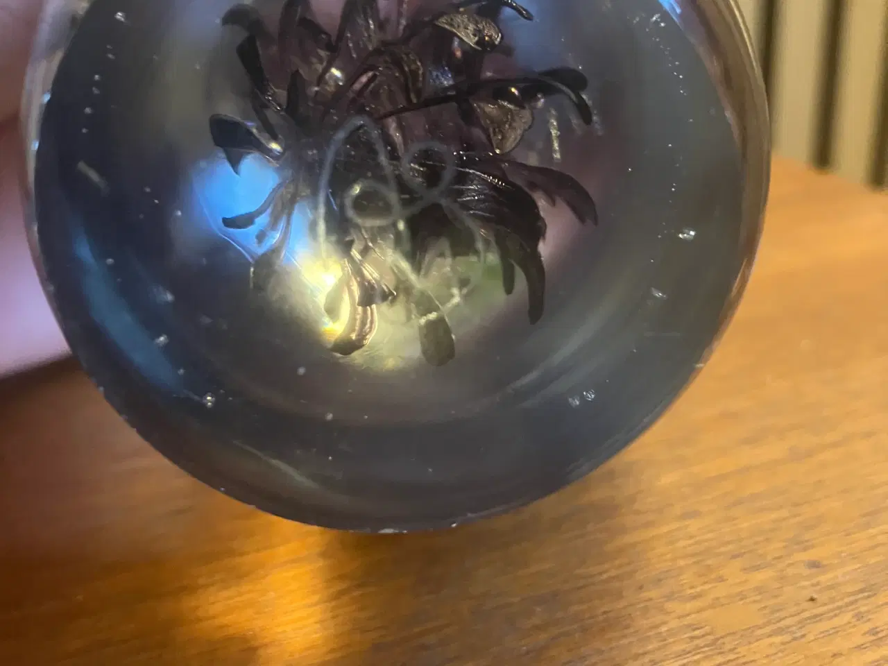 Billede 2 - Håndlavet brevpresser i glas med lilla dekoration