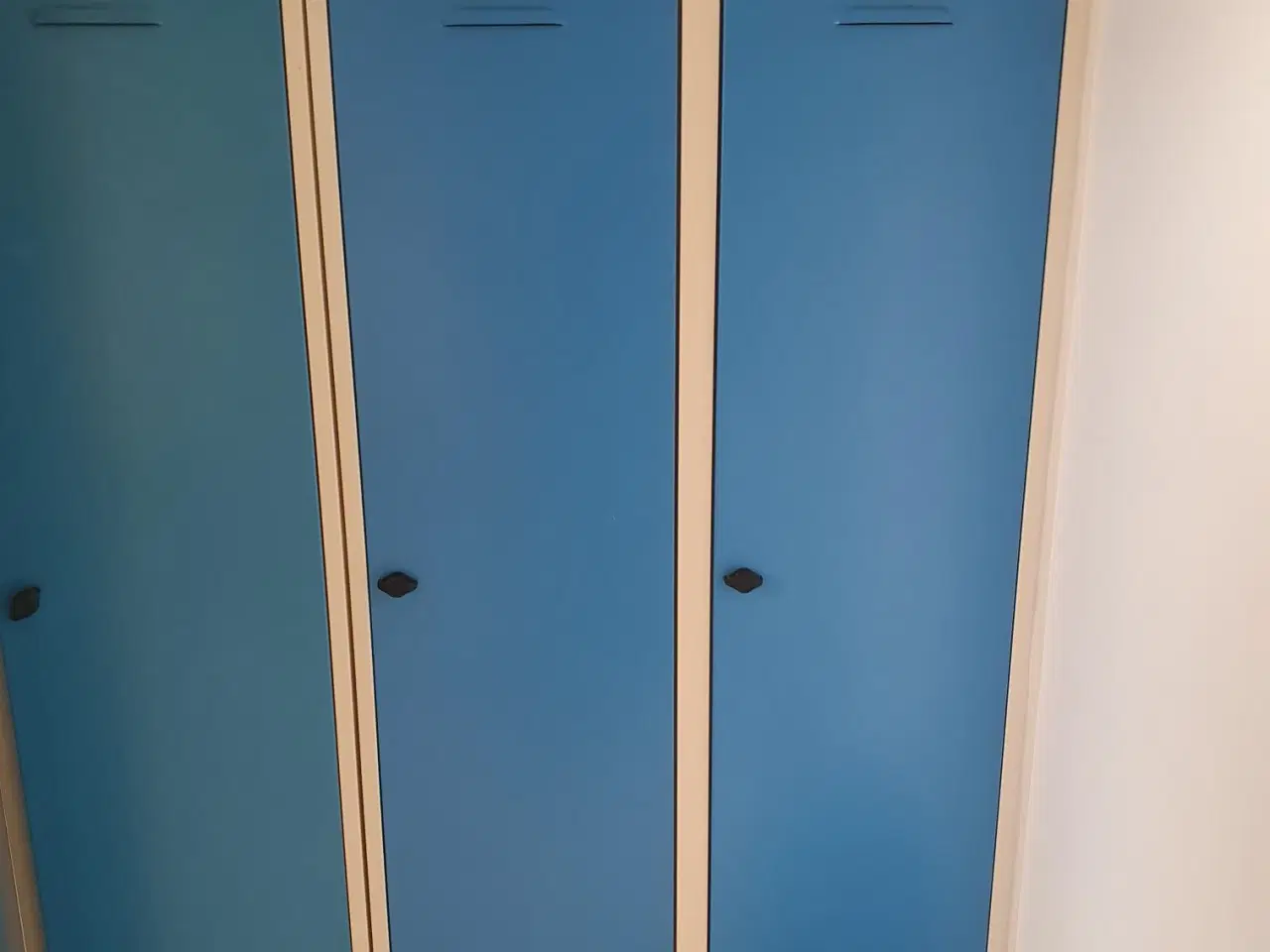 Billede 1 - Omklædningsskab, 2 stykker