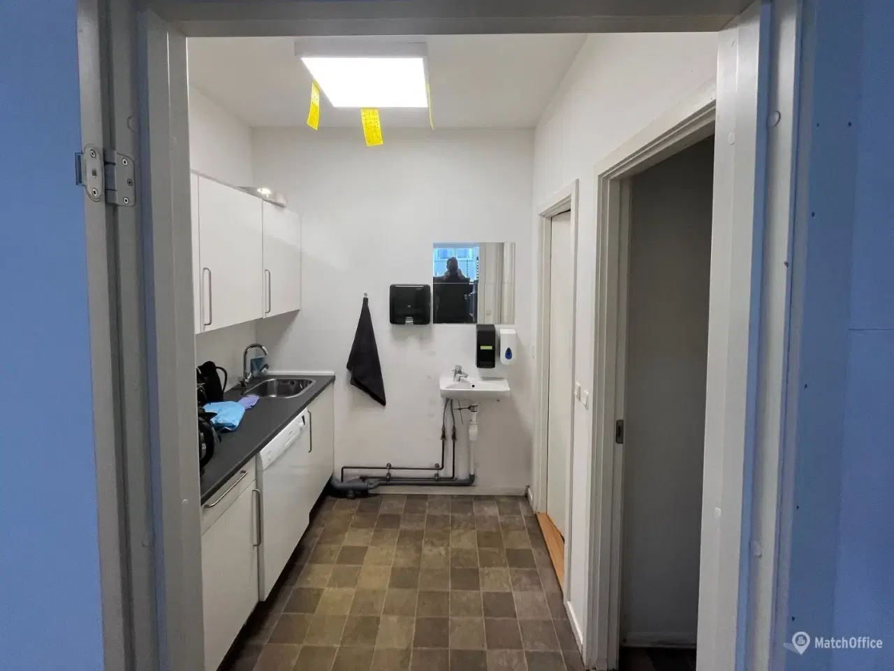 Billede 3 - Stor hal med med ledhejseport. kontor, køkkenfaciliteter og toilet med bad.