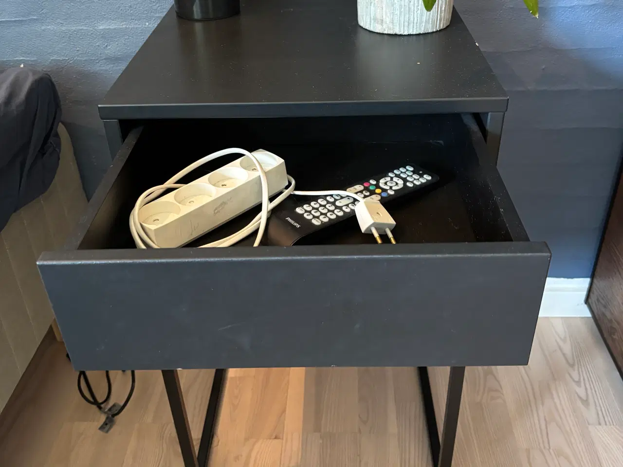 Billede 2 - Sengebord med skuffe