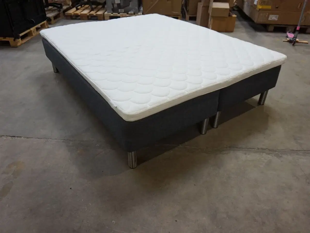 Billede 3 - Nordisk Fjer Boxseng med topmadras og stålben 160x200 cm