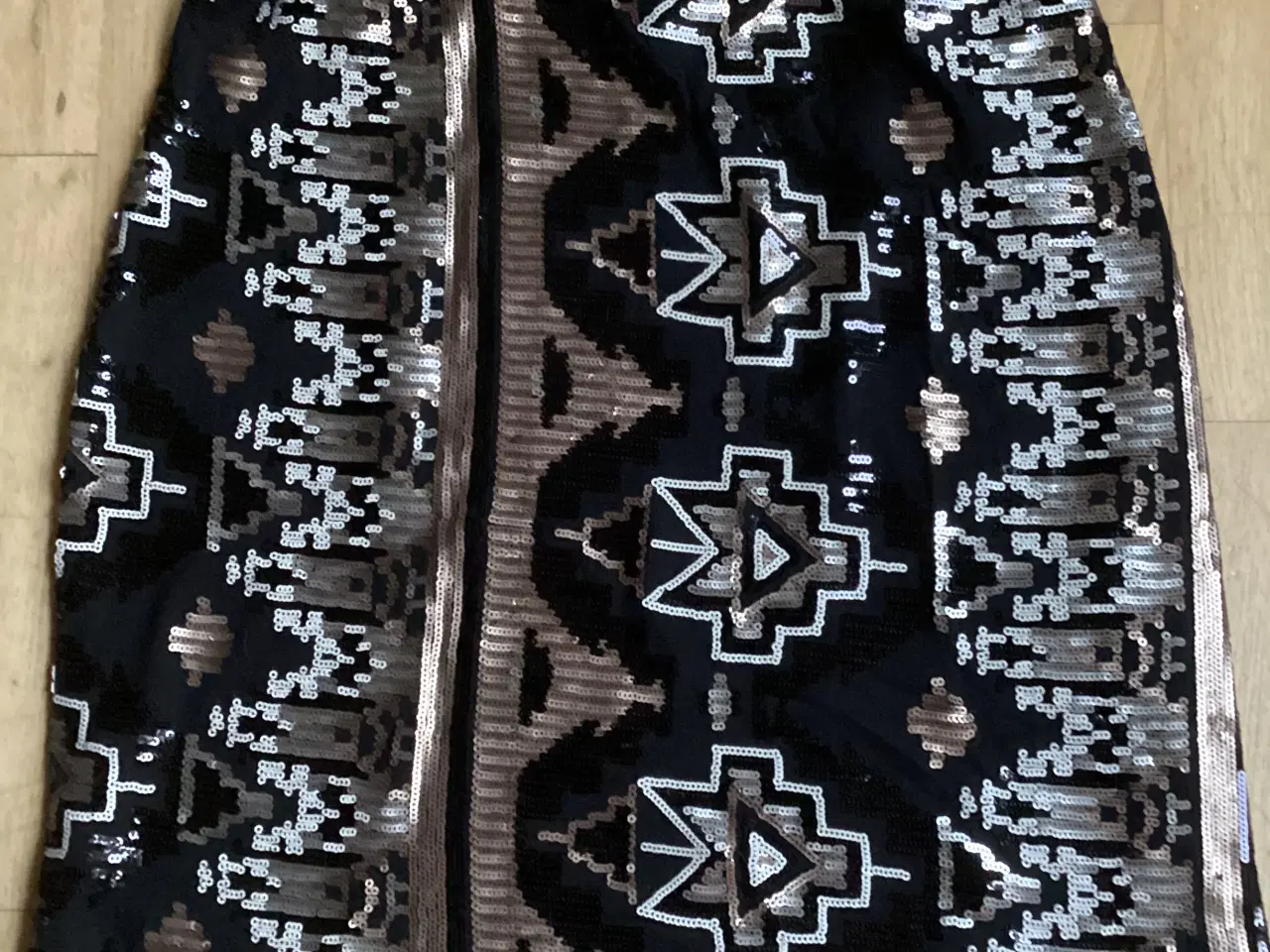Billede 1 - Nederdel med paliet mønster
