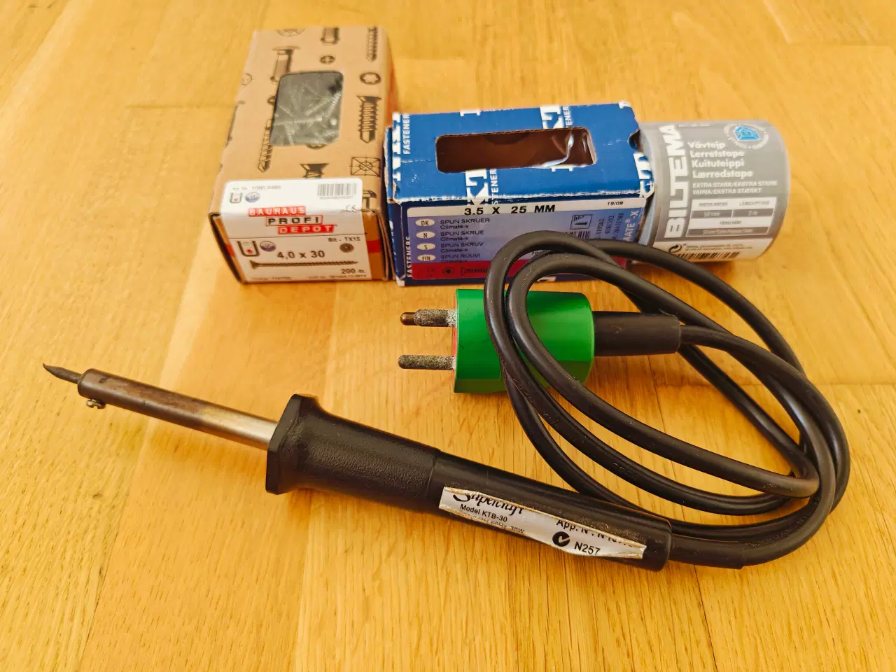 Billede 1 - Loddekolbe, skruer og Gaffatape