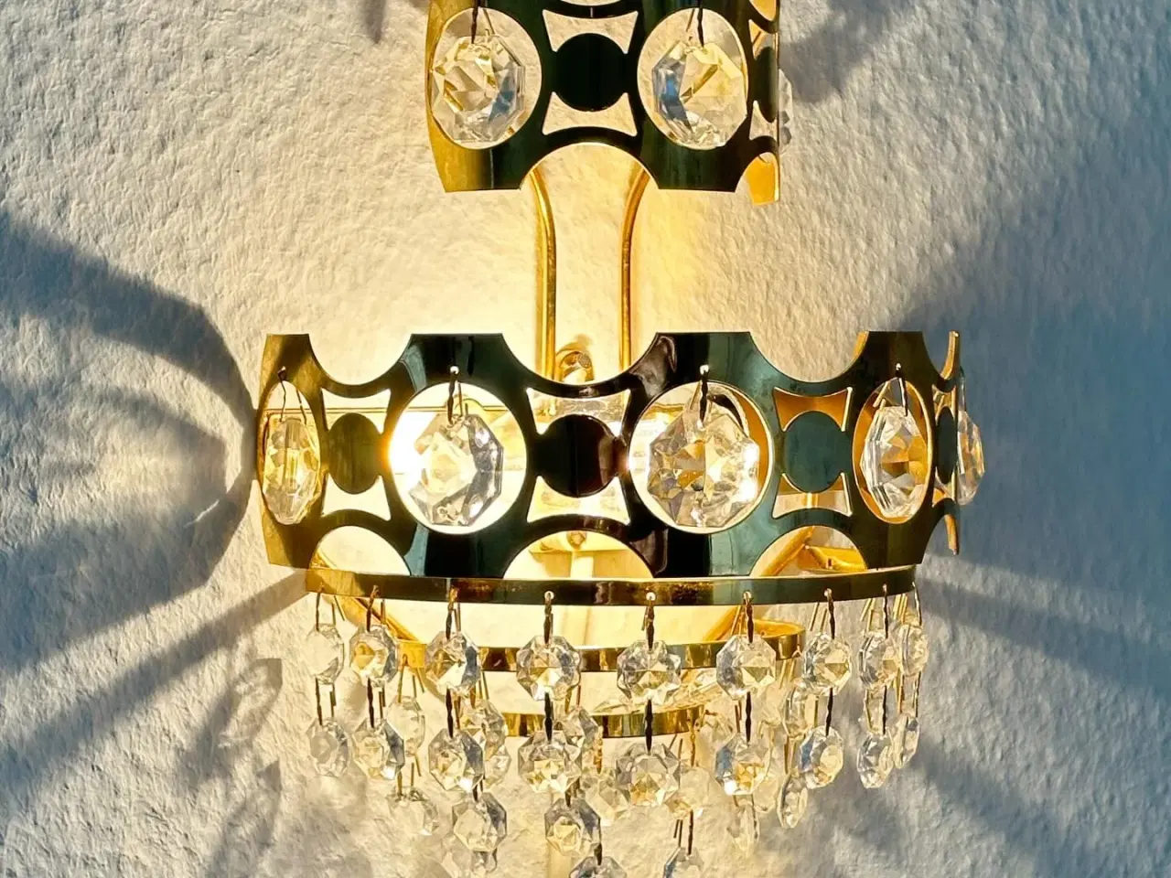 Billede 5 - Guldbelagt væglampe m prismer