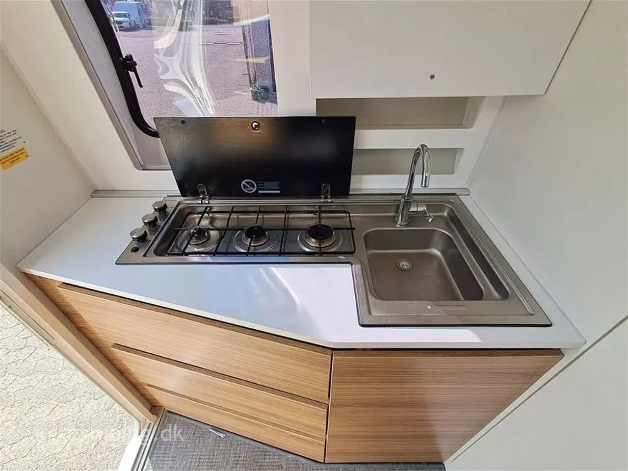 Billede 9 - 2019 - Adria Action 361 LH Panorama   Flot og velholdt rejsevogn kan nedvejes til 1.050 kg.