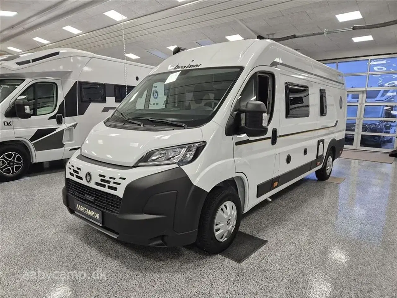 Billede 4 - 2025 - Benimar Benivan 160 ES Udstyret klar til Ferie. Solcelle. markise. elektrisk indgangstrin. kompressorkøleskab.