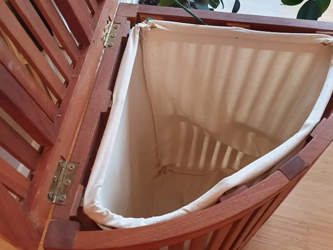 Billede 4 - Hjørne vasketøjskurv i hårdt træ