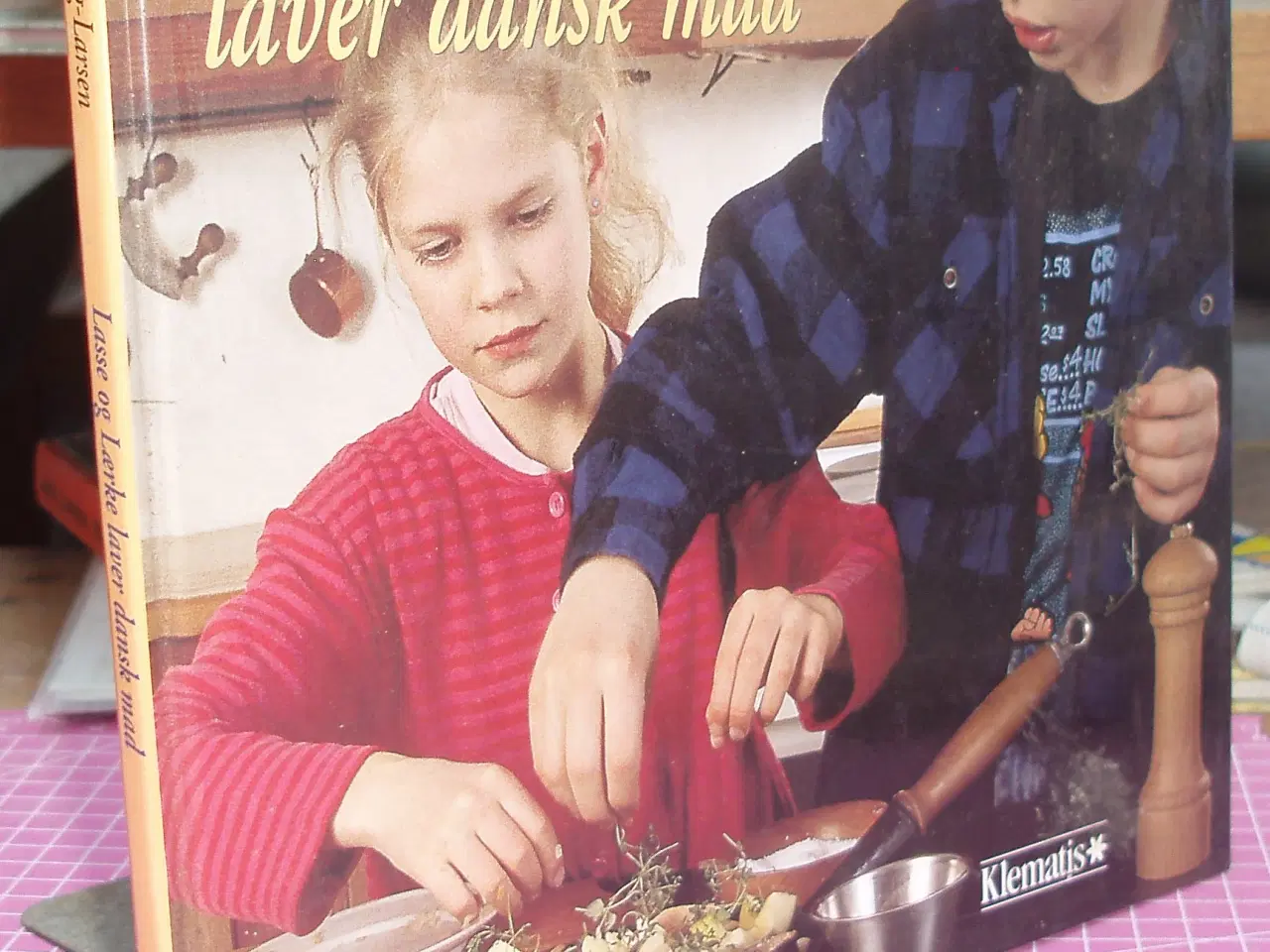 Billede 1 - Lasse og Lærke laver dansk mad