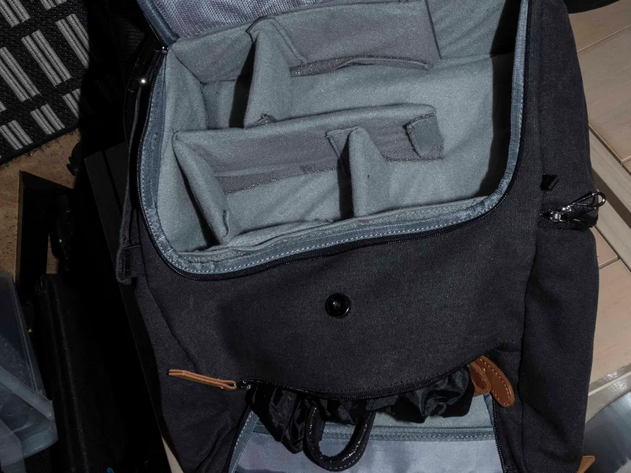 Billede 2 - Fotorygsæk. 45x35x16 cm. Med rum til kameraudstyr.