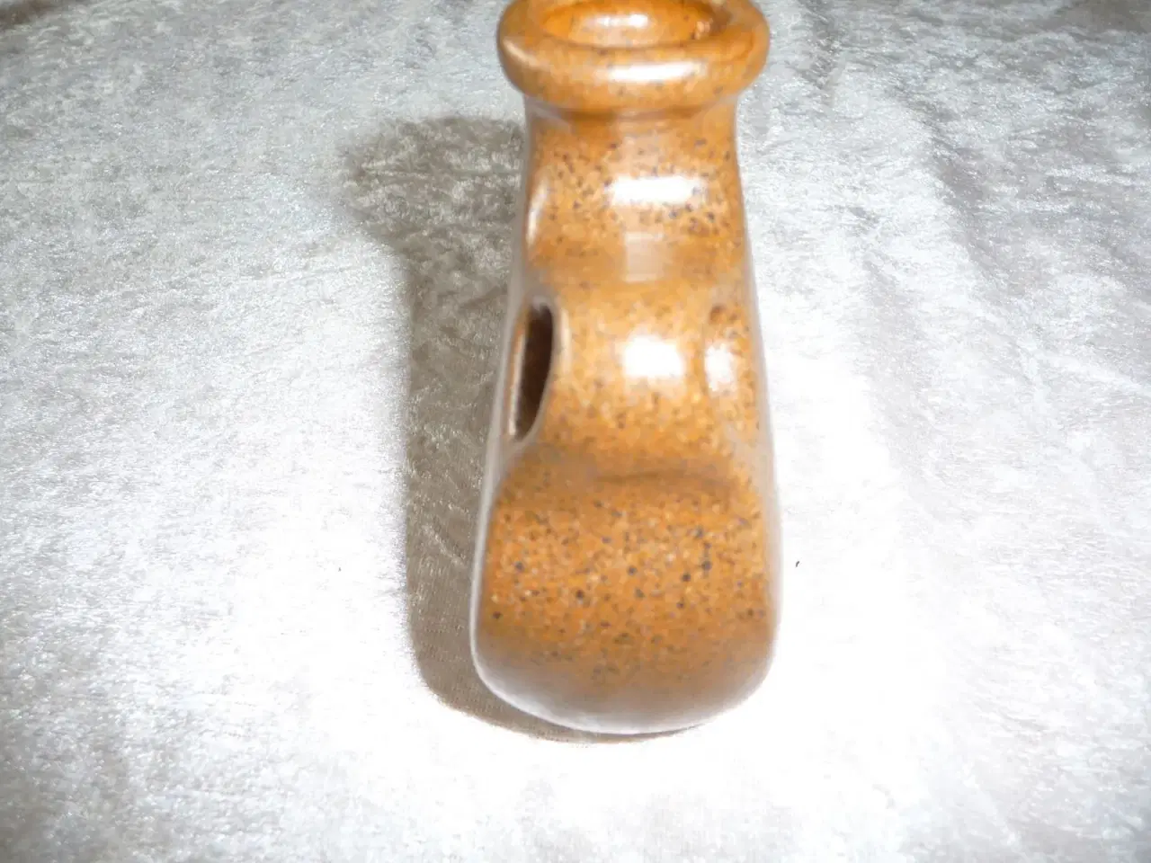 Billede 3 - lille brun vase med indgravering