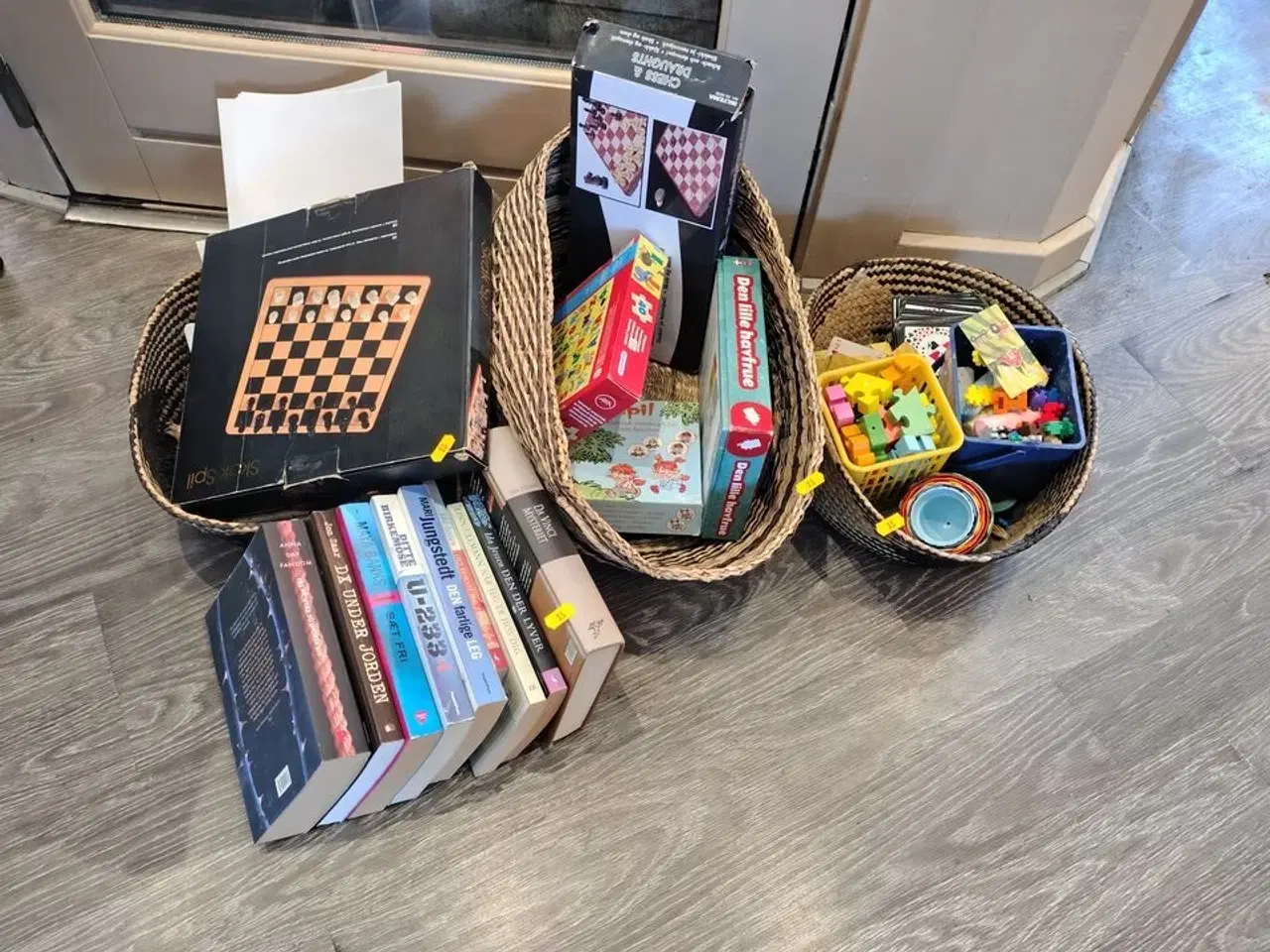 Billede 1 - Kurve med legetøj, spil og bøger