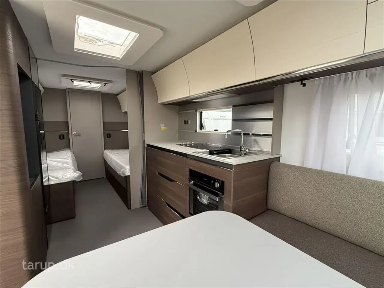Billede 14 - 2026 - Adria Alpina 613 UT   Enkeltsenge med elevation, ende-badeværelse, rundsidde-gruppe, ALDE varme, panorama-vindue,