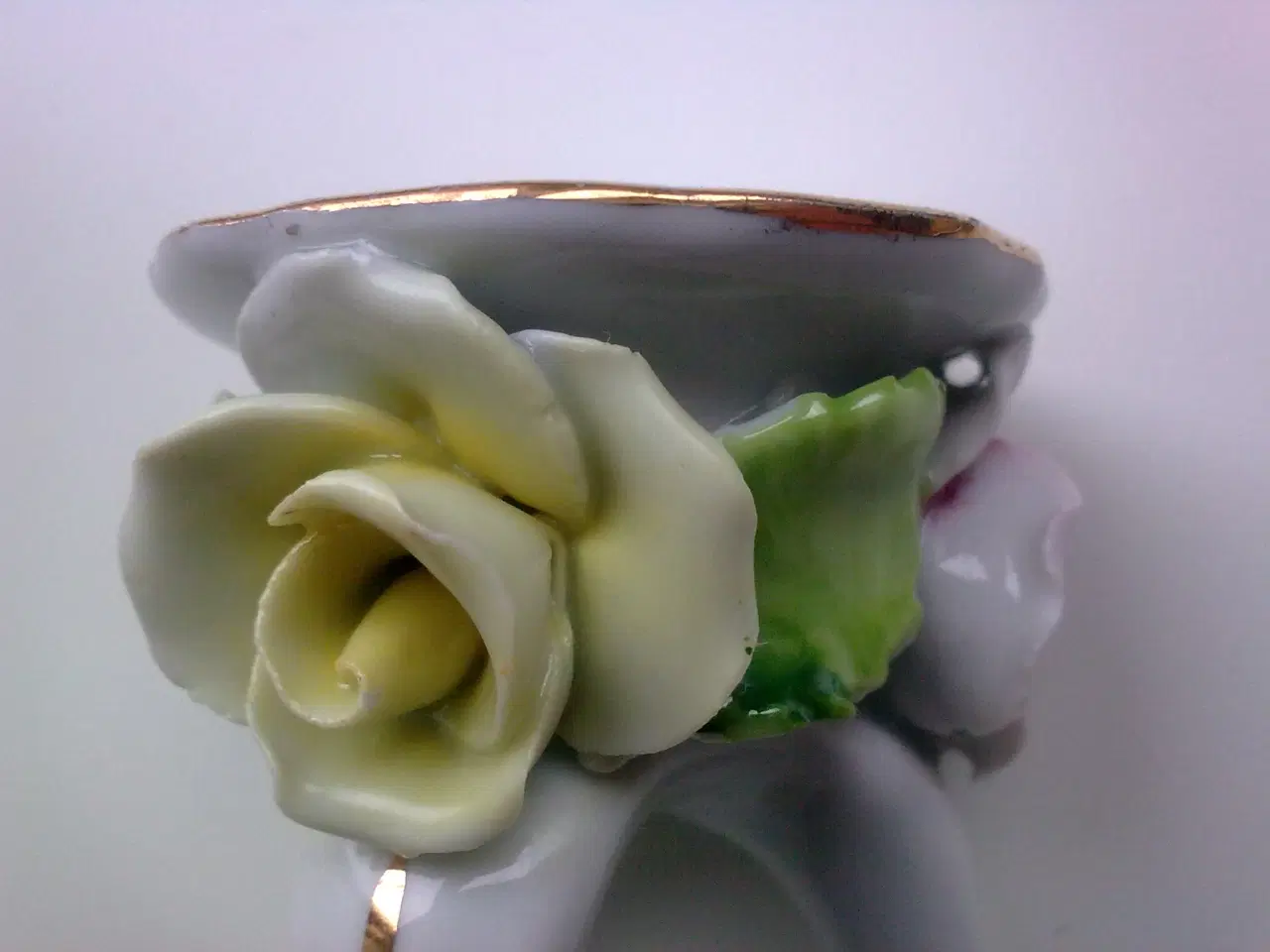 Billede 14 - Håndlavet porcelæn rose lysholder + 6 hvide roser