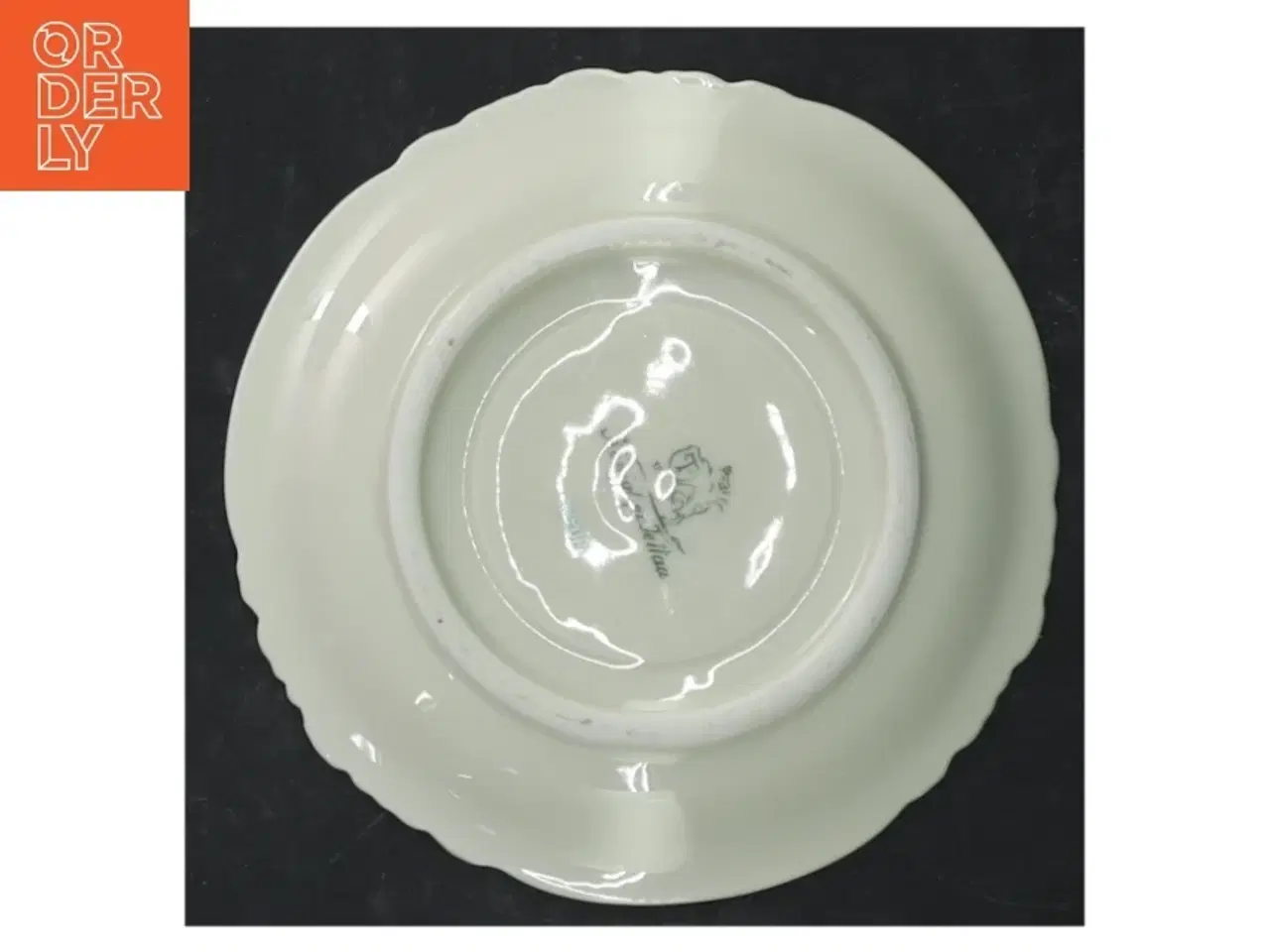 Billede 4 - Fem røde dekorative tallerkener (str. Ø. 13 cm. 5 styk)