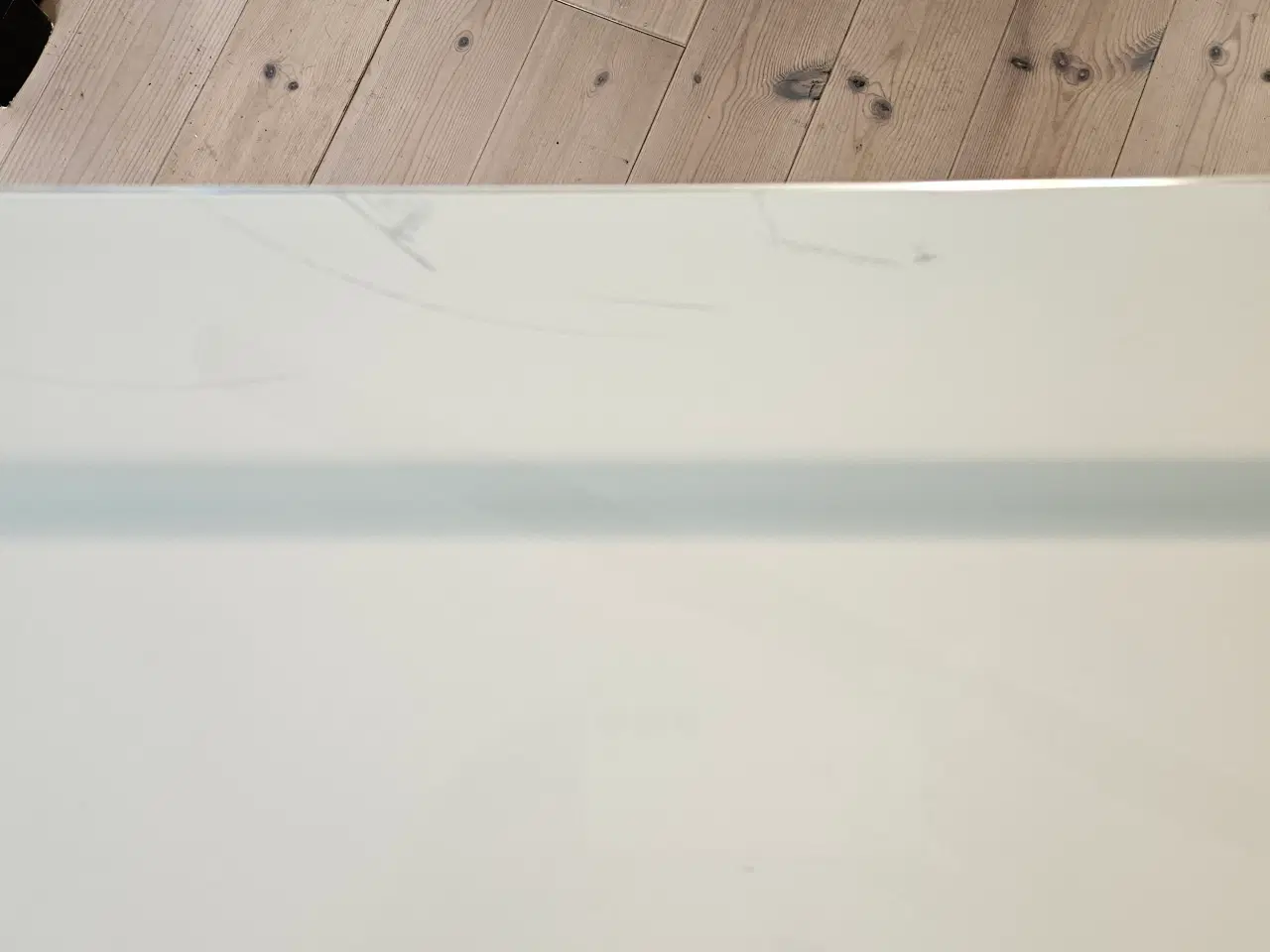 Billede 4 - Skrivebord med hærdet glasplade og hvid stålstel