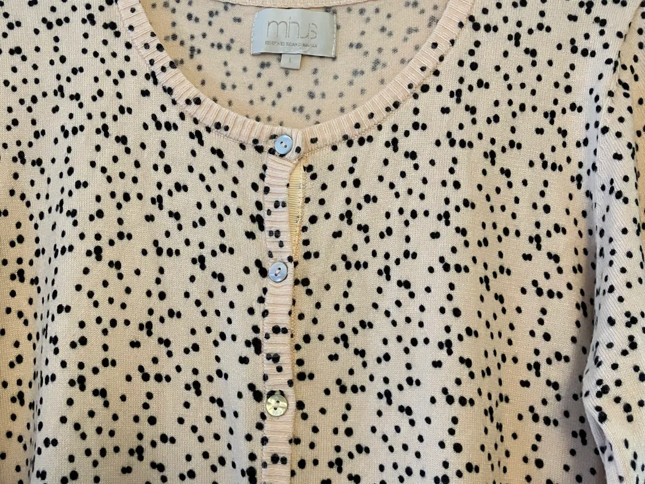 Billede 1 - Minus Cardigan, cremefarvet med sorte prikker, str