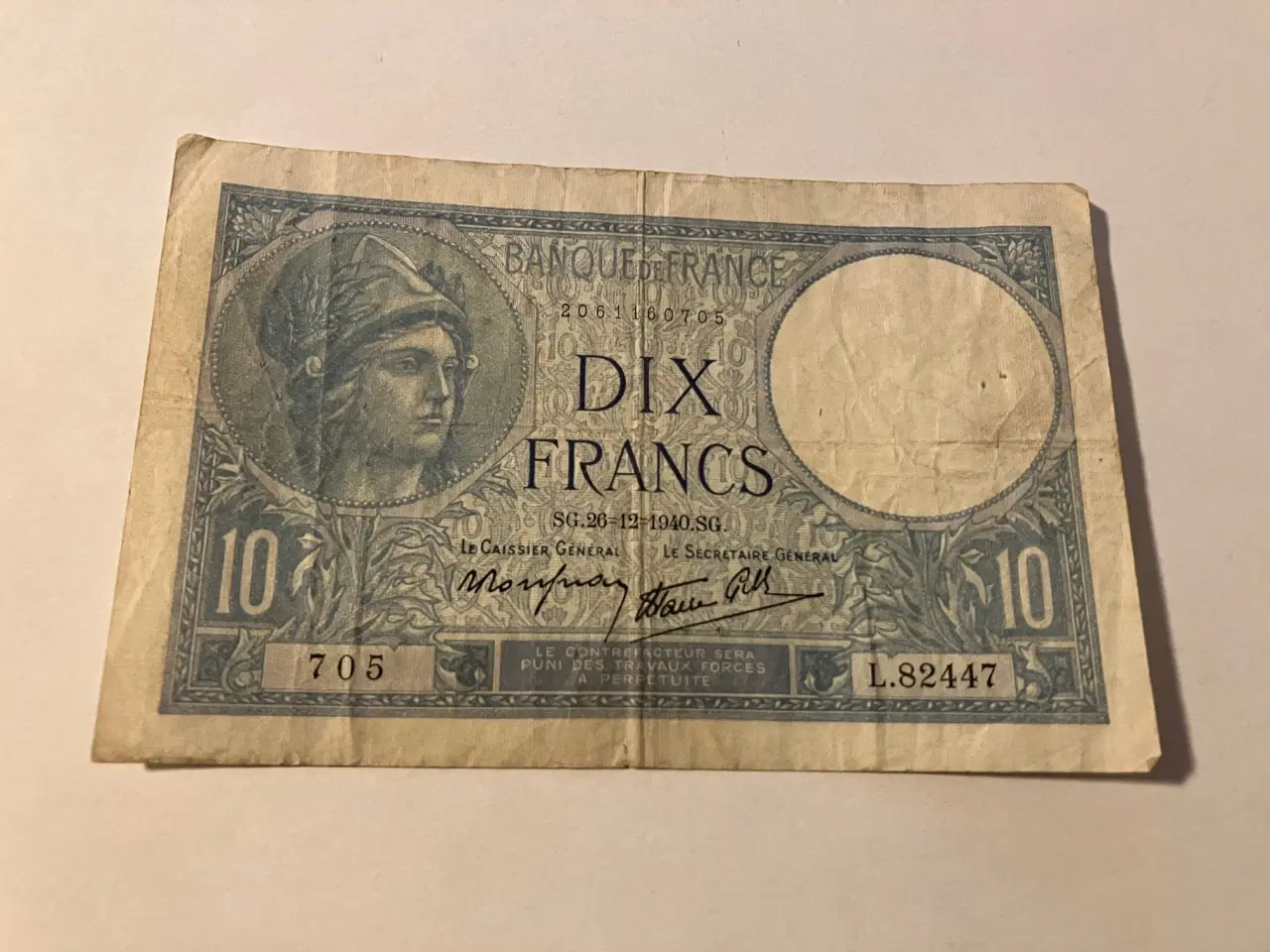 Billede 1 - 10 Francs 1940 France - Bemærk huller