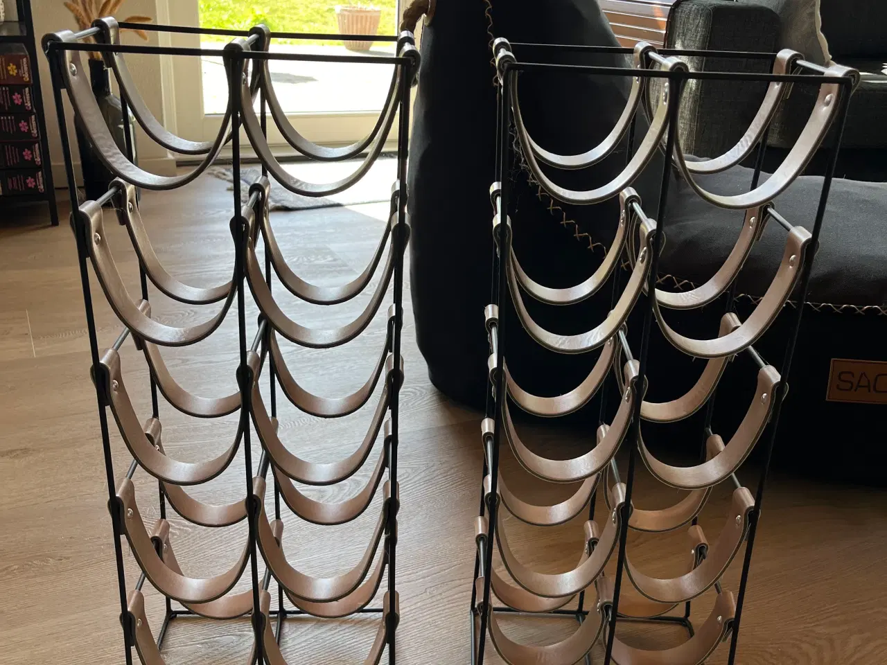 Billede 2 - Vinreol i metal og læder