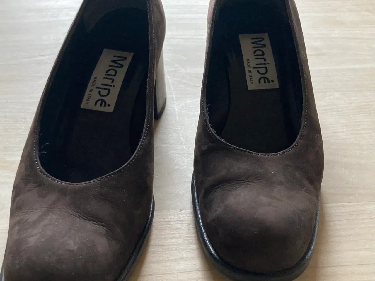 Billede 3 - Italienske pumps i brun nubuck, størrelse 38