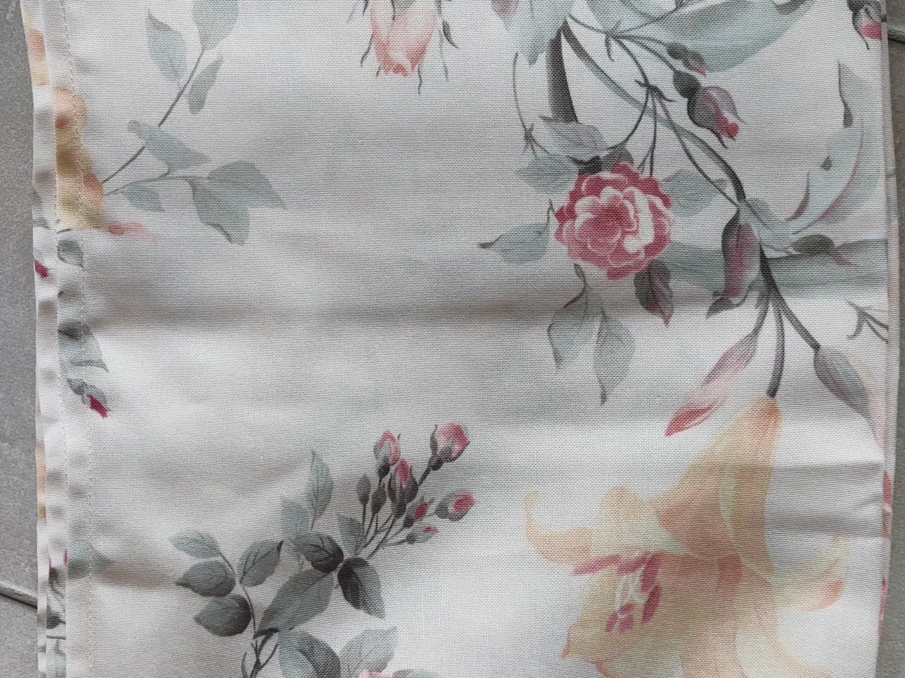 Billede 3 - Blomstret dug. 