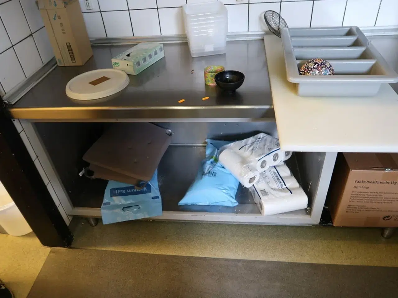 Billede 1 - Rustfri stålbord med indhold