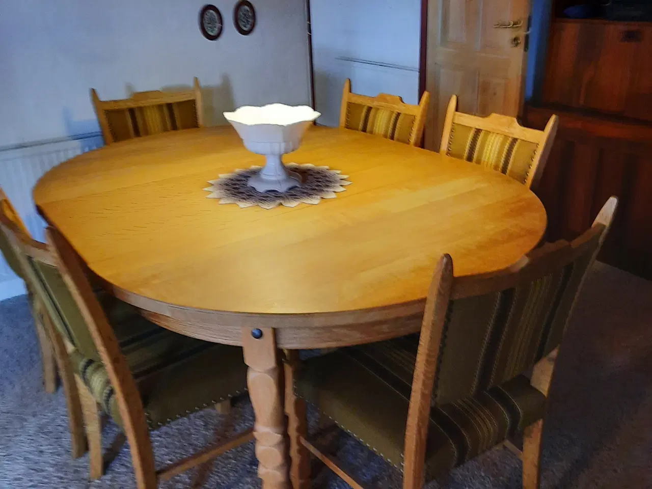 Billede 2 - Spisebord m/2 plader og 6 stole, skænk m.m.