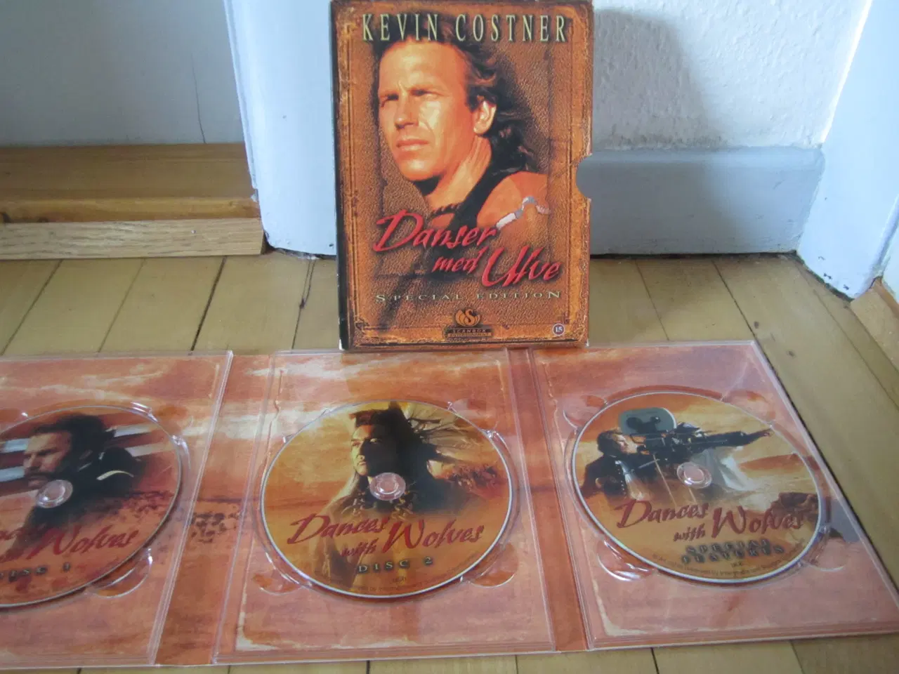 Billede 2 - Kevin Costner. DANSER MED ULVE.