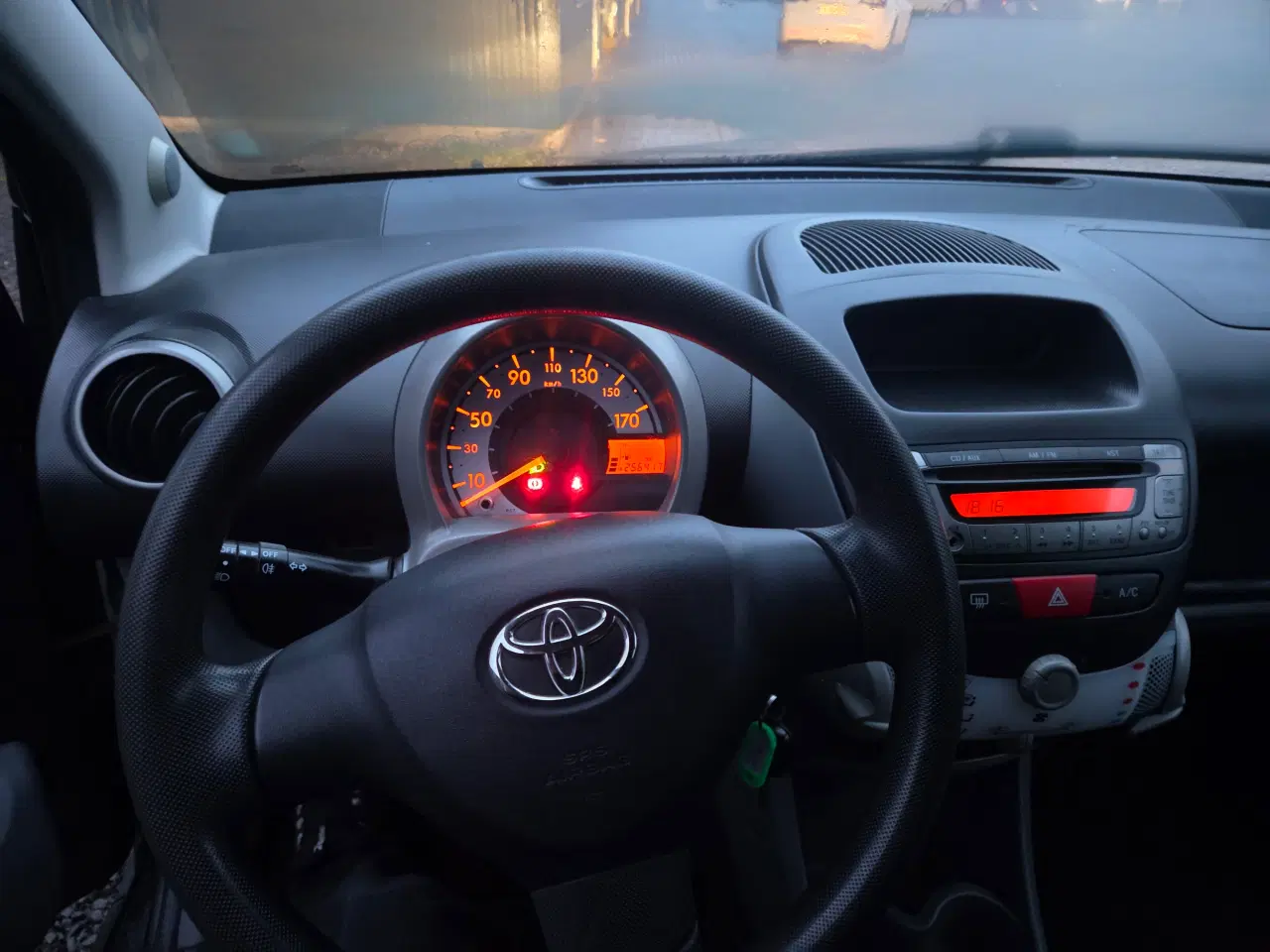 Billede 5 - Perfekt Aygo. Nysynet. nummerplade