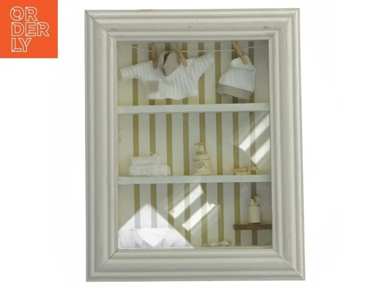 Billede 1 - Dekorativ ramme med miniature vaskeri (str. 25,5x20 cm)