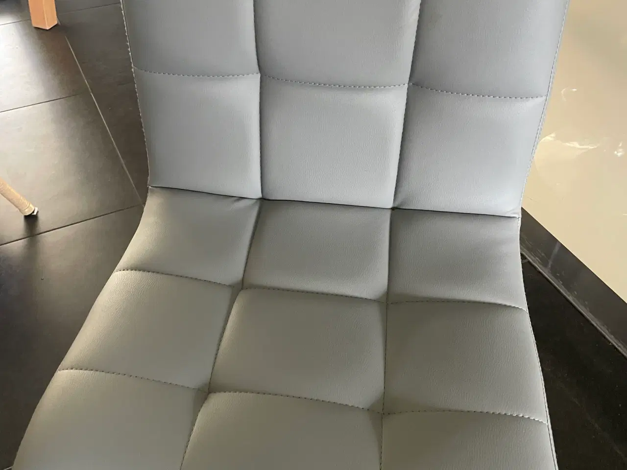 Billede 3 - 2 stk bar stole i gråt kunst stof . Justerbar