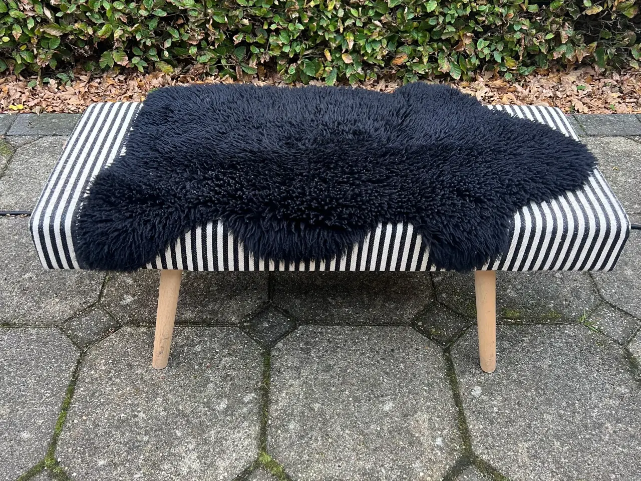 Billede 1 - Bænk med lammeskind