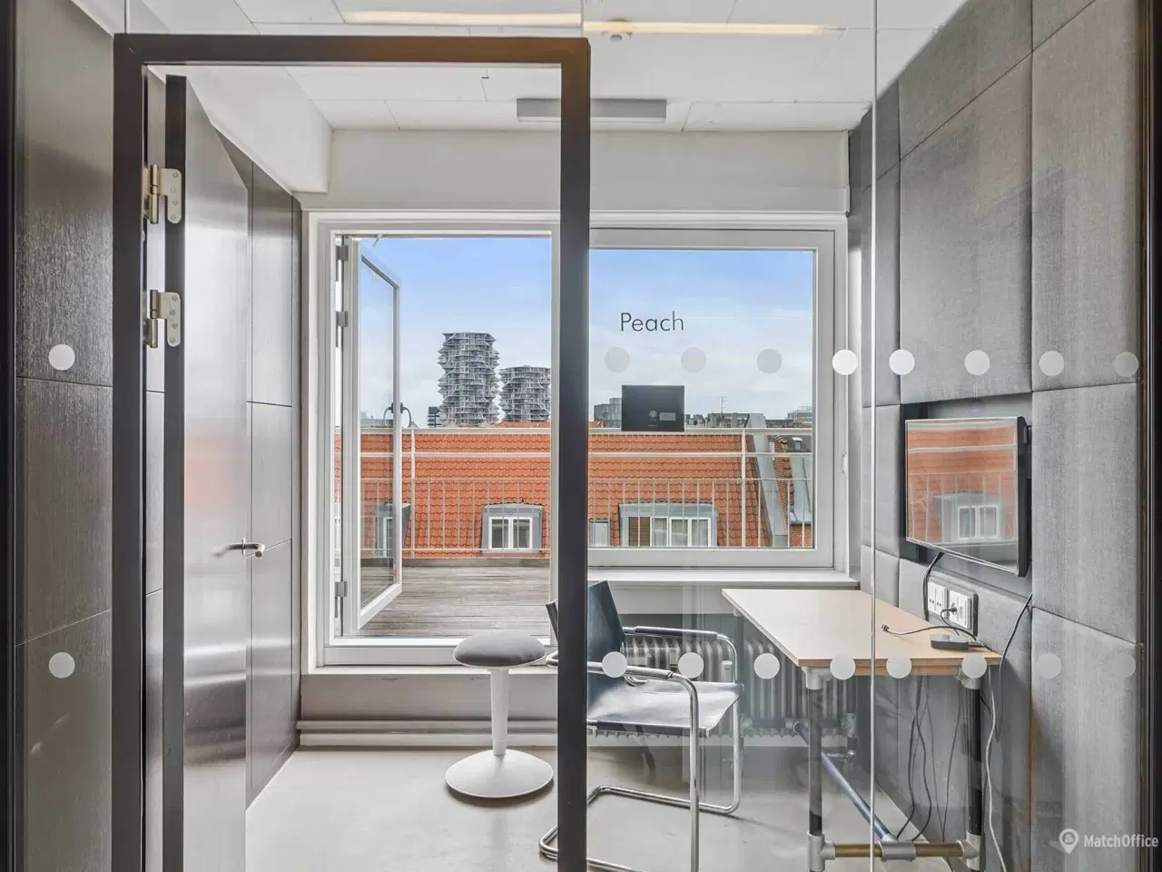 Billede 4 - Kontor med panoramaudsigt over byen og privat terrasse