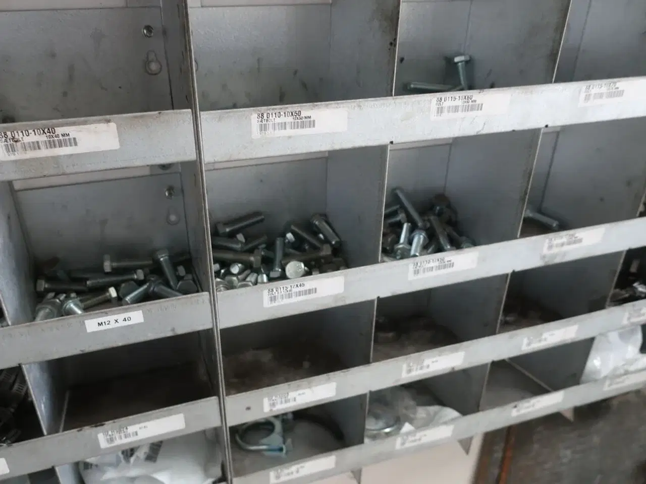 Billede 4 - Sortimentsreol med indhold