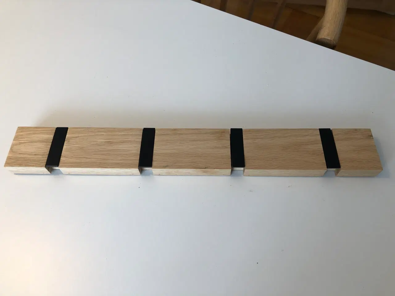 Billede 2 - Knagerække i lyst træ med sorte tangenter