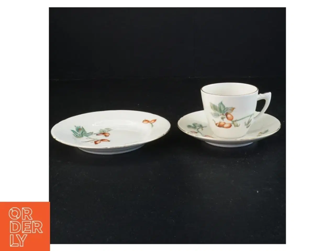 Billede 1 - Porcelænskop, underkop og desserttallerken fra Bing Og Grøndal (str. Diameter 15 og en halv cm kop 6 x 7 cm)