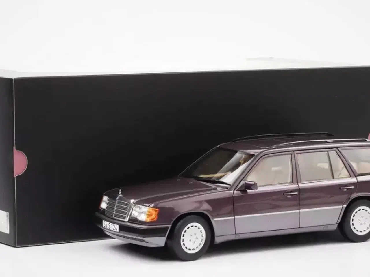 Billede 1 - 1:18 Mercedes 300D S124 StCar 1983