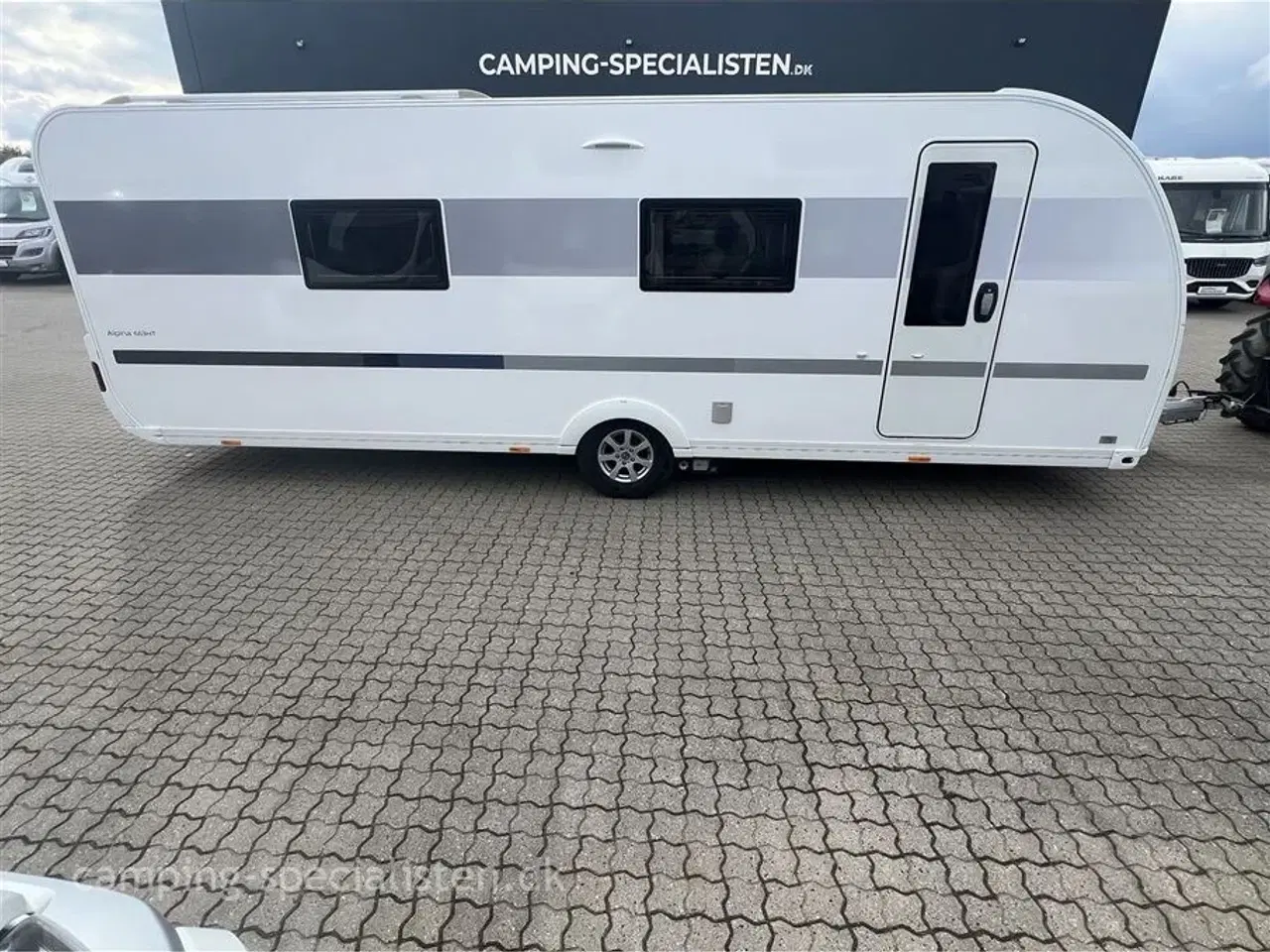 Billede 1 - 2021 - Adria Alpina 663 HT   Pæn og meget velholdt luksusvogn - Adria Alpina 663 HT fra 2021 - Kan nu opleves hos Camping-Specialisten i Silkeborg