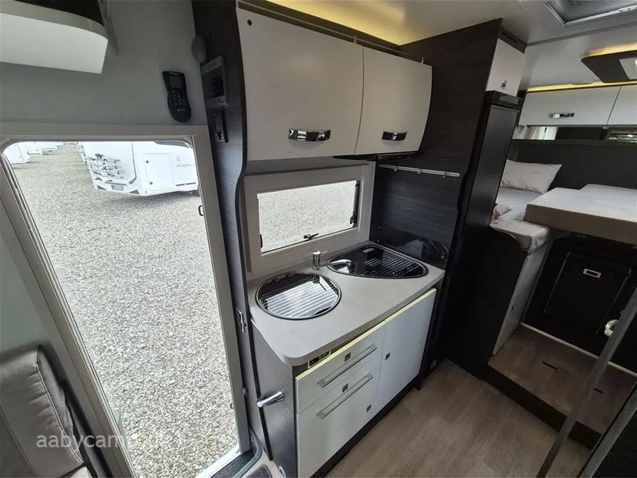 Billede 13 - 2022 - Benimar Mileo 261 NK   Automatgear. NK. pakke. varme på spildevands tanken. plisse i førehuset. solceller. lithium batterier. maxfann. clesana toilet. kompressor køleskab.