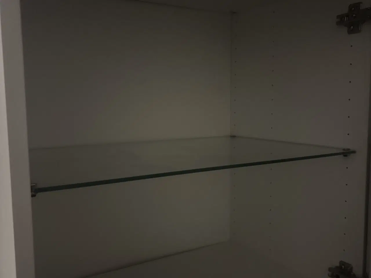 Billede 3 - Hvidt vitrineskab med Stone-look låger