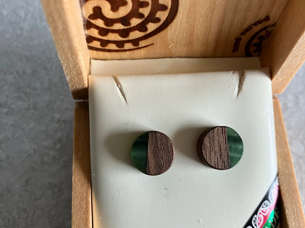 Billede 2 - Ørestikker fra Canada Jade. 1 cm i diameter Ubrugt