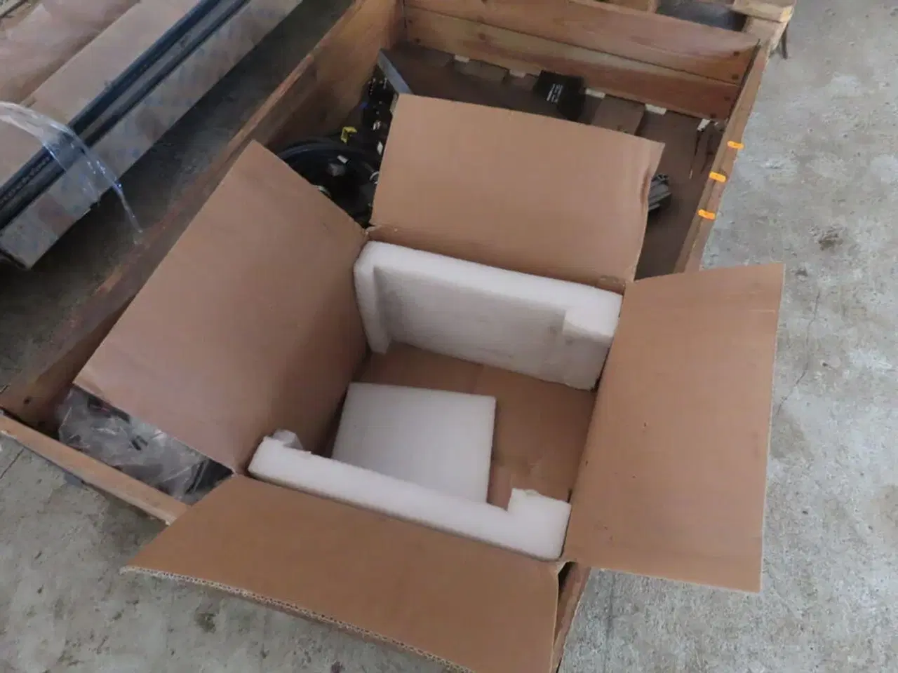 Billede 14 - Palle med diverse opladere, kabler mv.