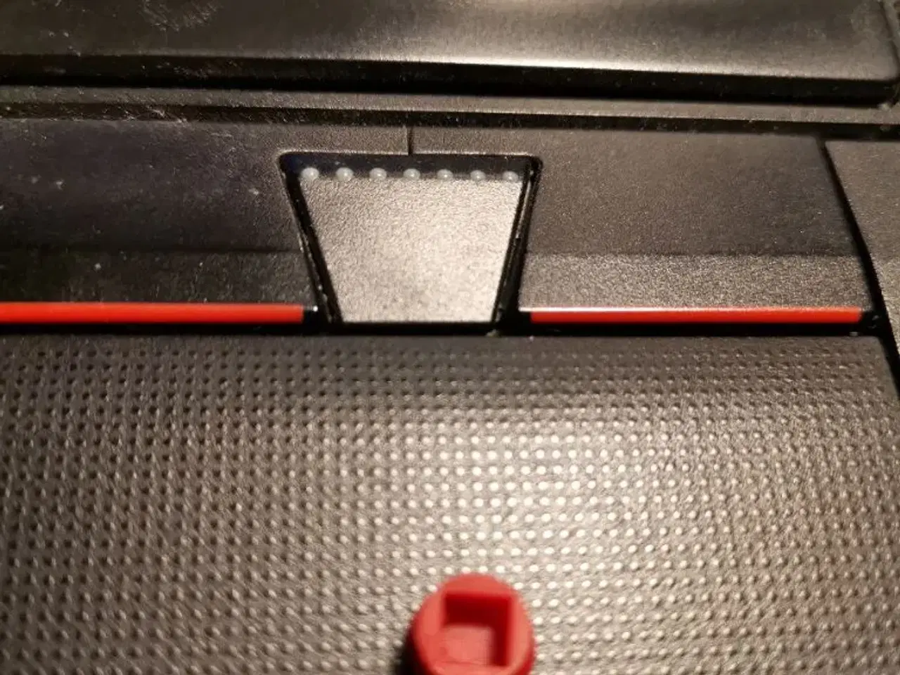 Billede 2 - Rød Lenovo mus i tastaturet.