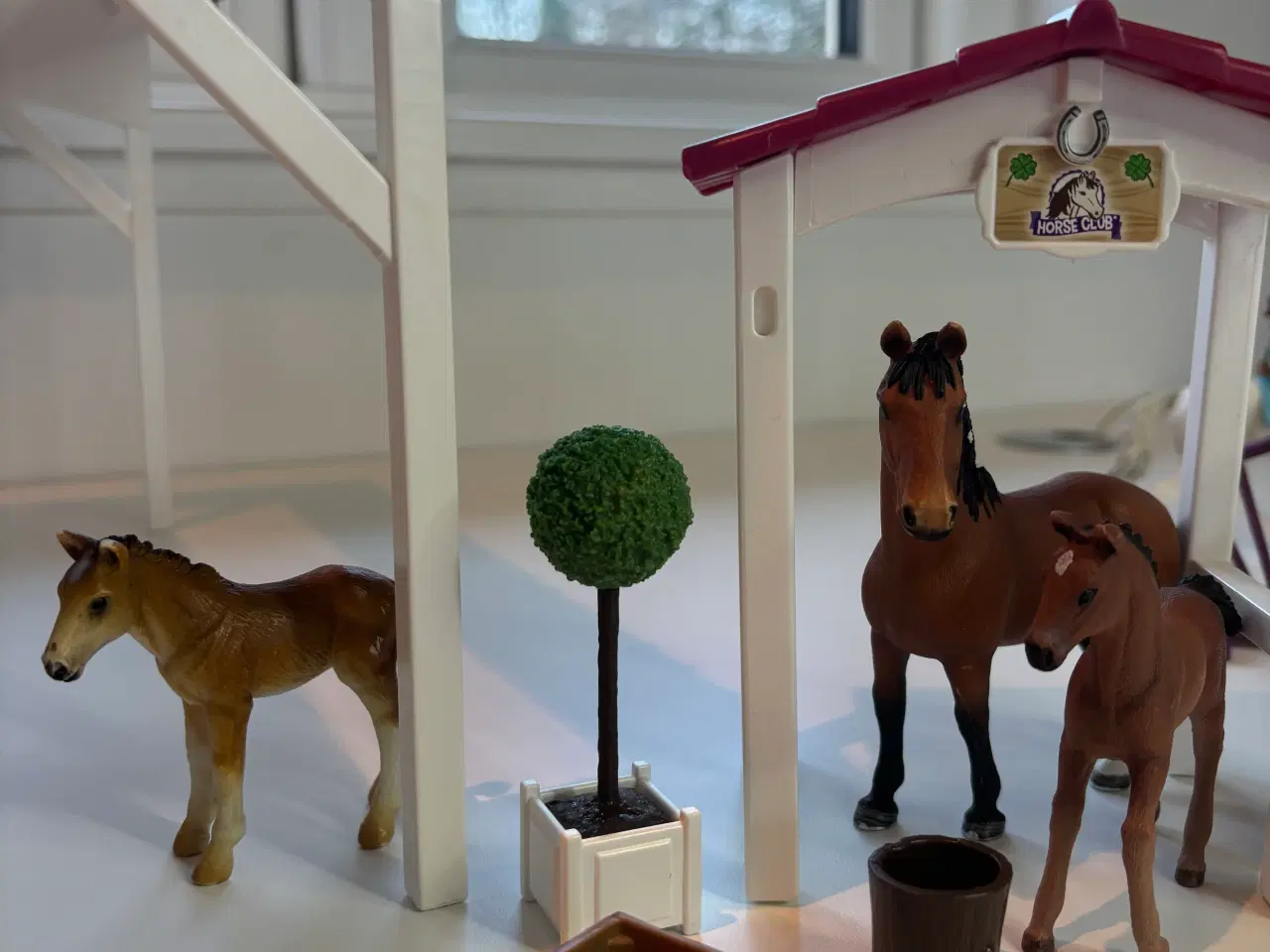 Billede 14 - Schleich stald område med 7 stk  heste