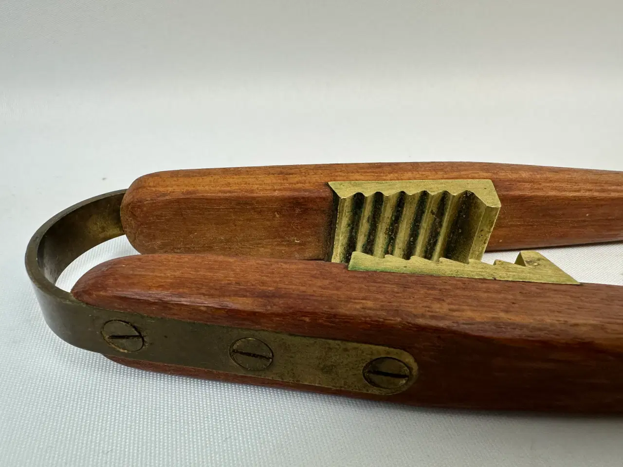 Billede 3 - Retro nøddeknækker i teak og messing