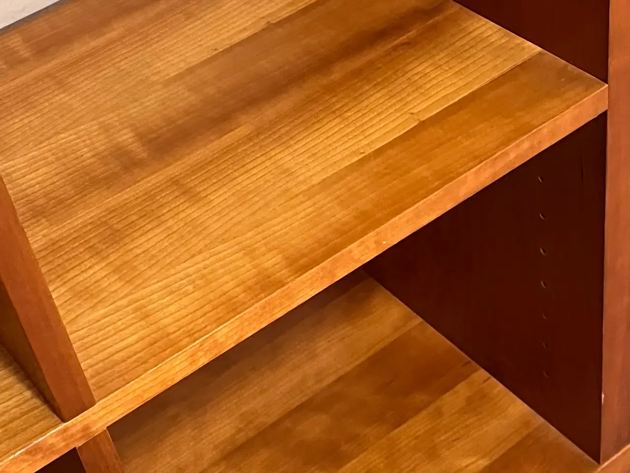 Billede 3 - Reol / Rumdeler på hjul m/lås, ægte Kirsebærtræ